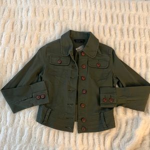 Dark Green cropped fitted jacket. New never worn no tags extra buttons included.